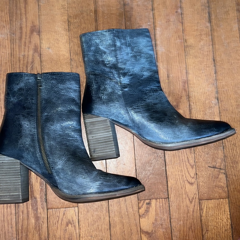 Diva True Distressed side zip bootie. Size 9.5. Lightly cushioned insole. - Picture 5 of 5